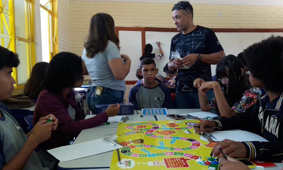 Estudantes da Matemática aplicando o jogo no Colégio Estadual Marajó. Foto: Abelardo Lopes